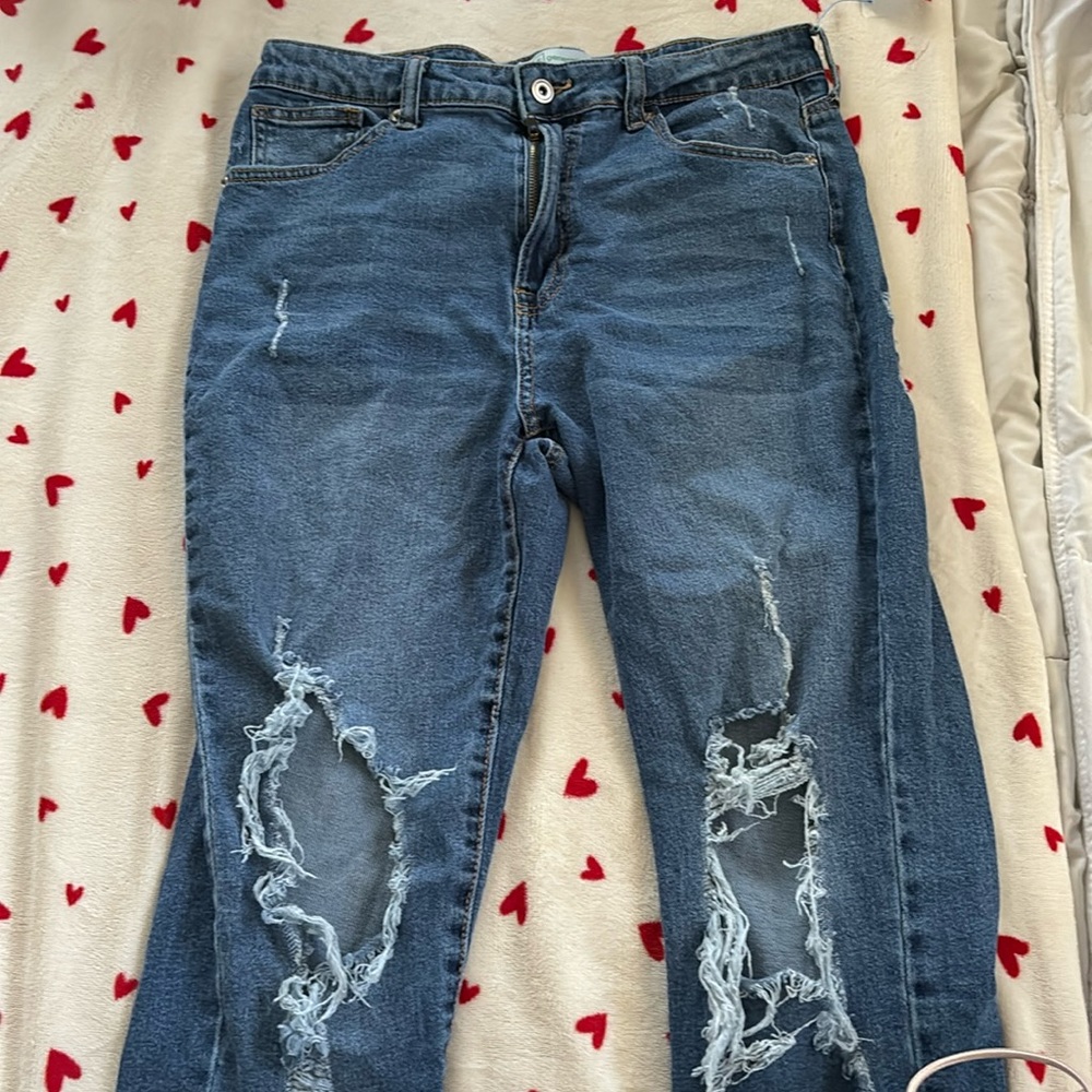 high rise ripped jeanns